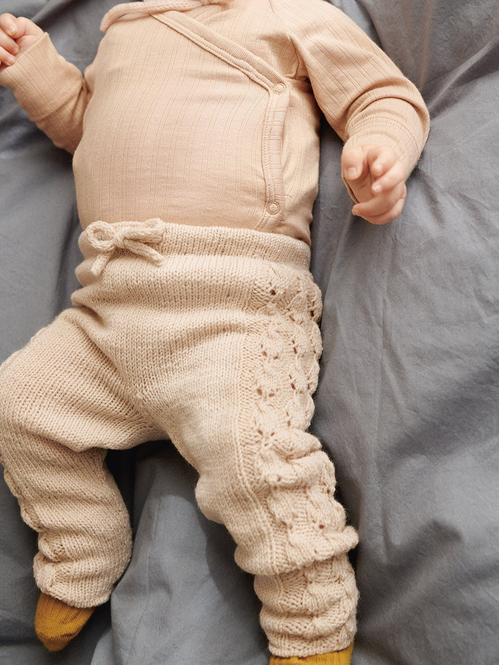 2413 Lilja Cardigan, Tights, Diaper Pants  og Bonnet 2
