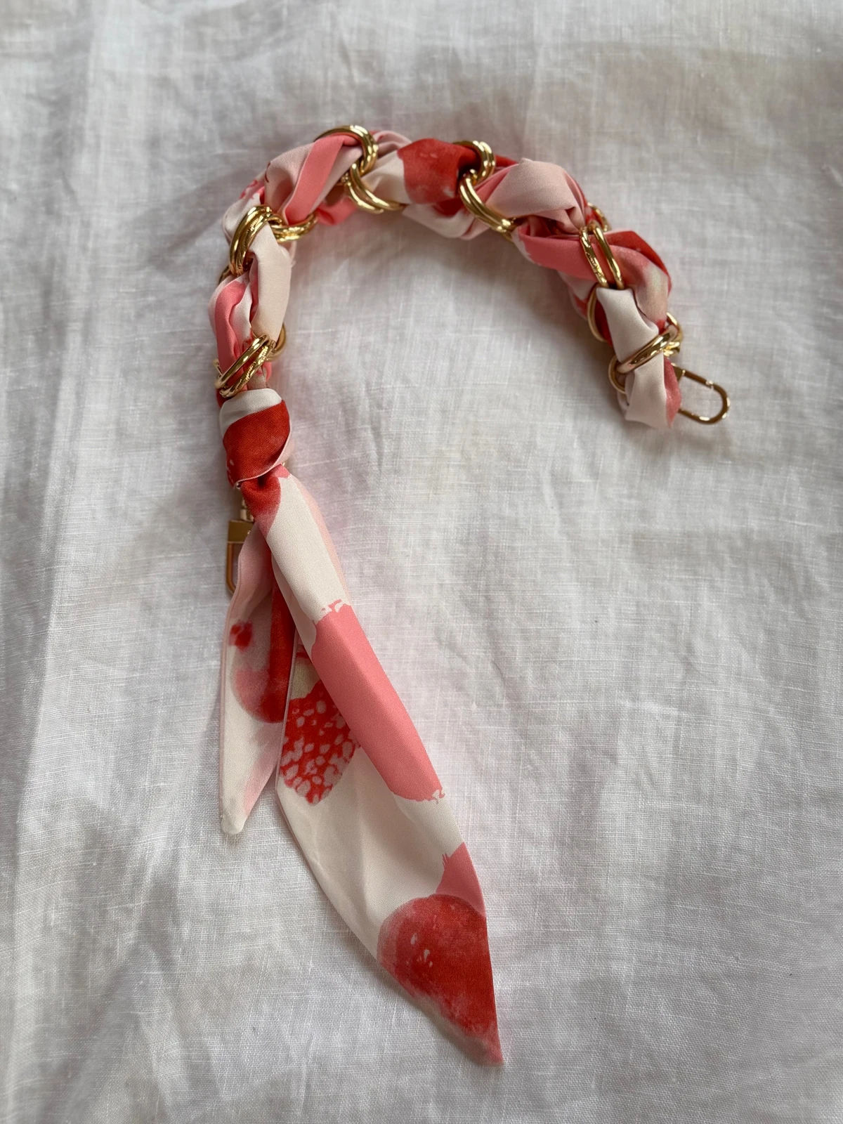 Lenke med silkeskjerf, hvit og rosa 40 cm
