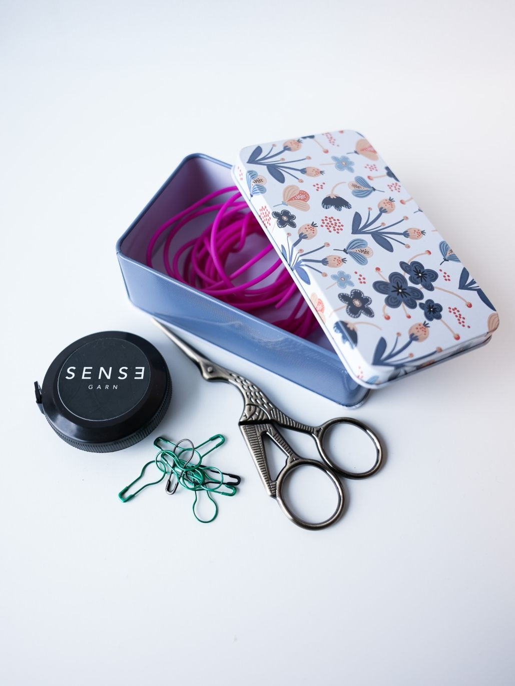 Gaveesker. metallboks med tilbehør