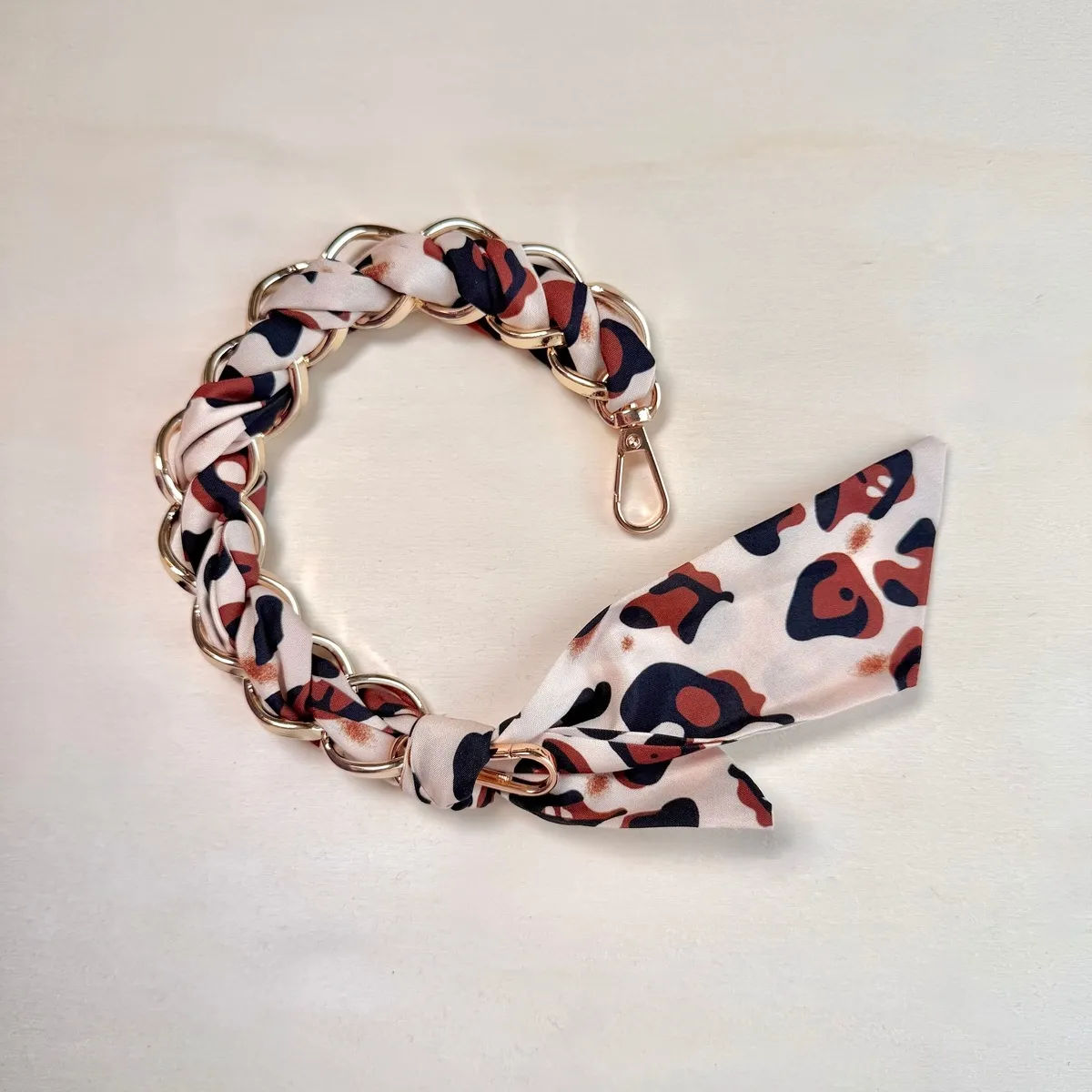 Lenke med silkeskjerf i leopardmønster, 40 cm