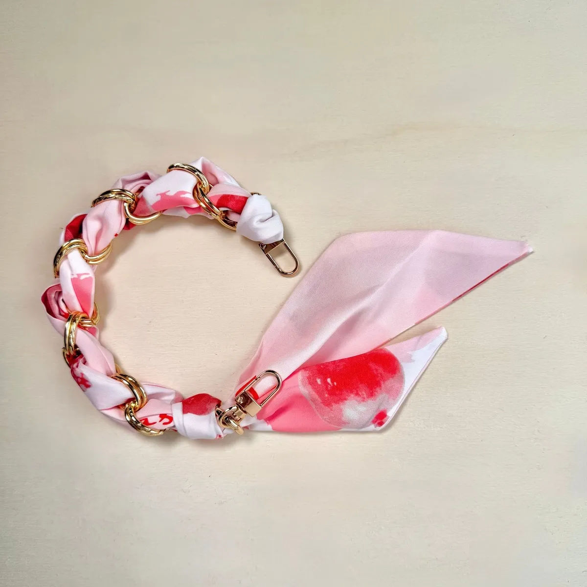 Lenke med silkeskjerf, hvit og rosa 40 cm Lenke med silkeskjerf, hvit og rosa 40 cm
