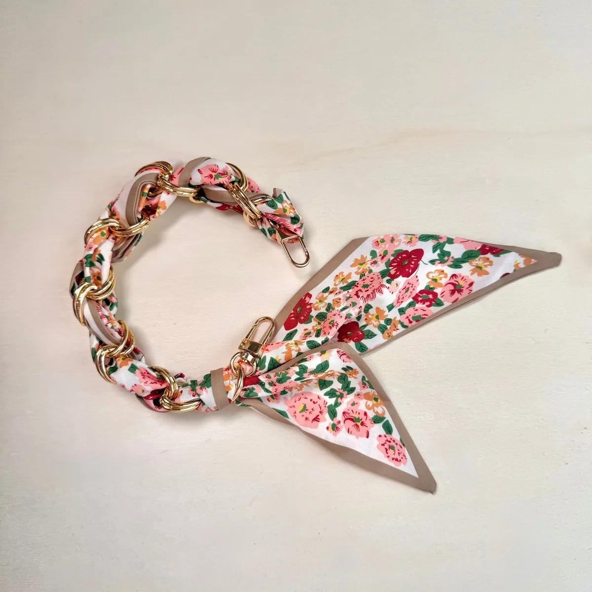 Lenke med silkeskjerf i brun og rosa toner, 40 cm Lenke med silkeskjerf i brun og rosa toner, 40 cm