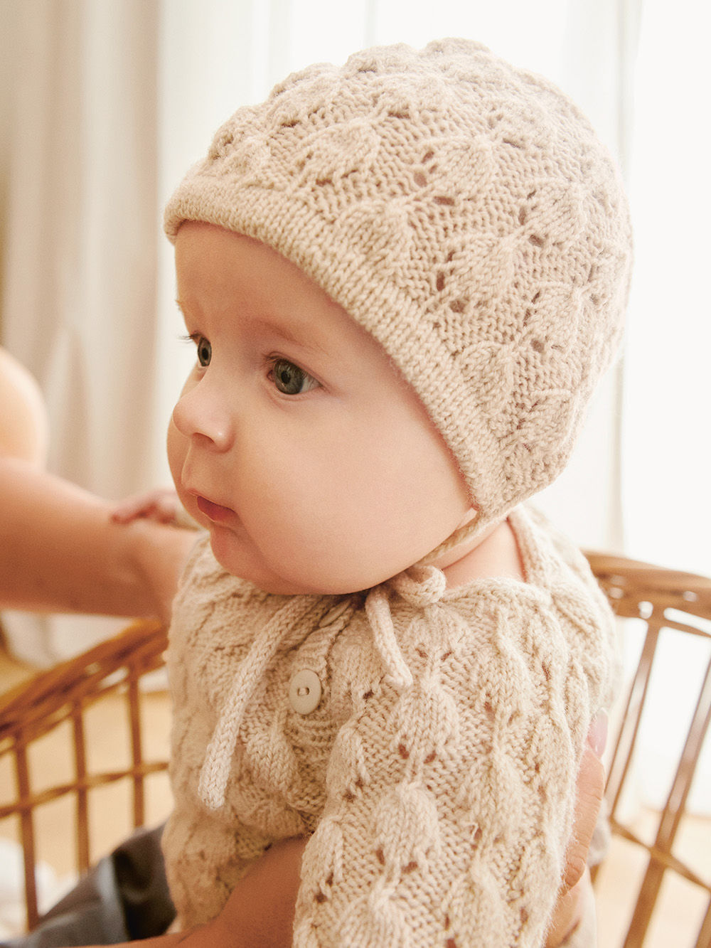 2413 Lilja Cardigan, Tights, Diaper Pants og Bonnet 2 2413 Lilja Cardigan, Tights, Diaper Pants og Bonnet 2