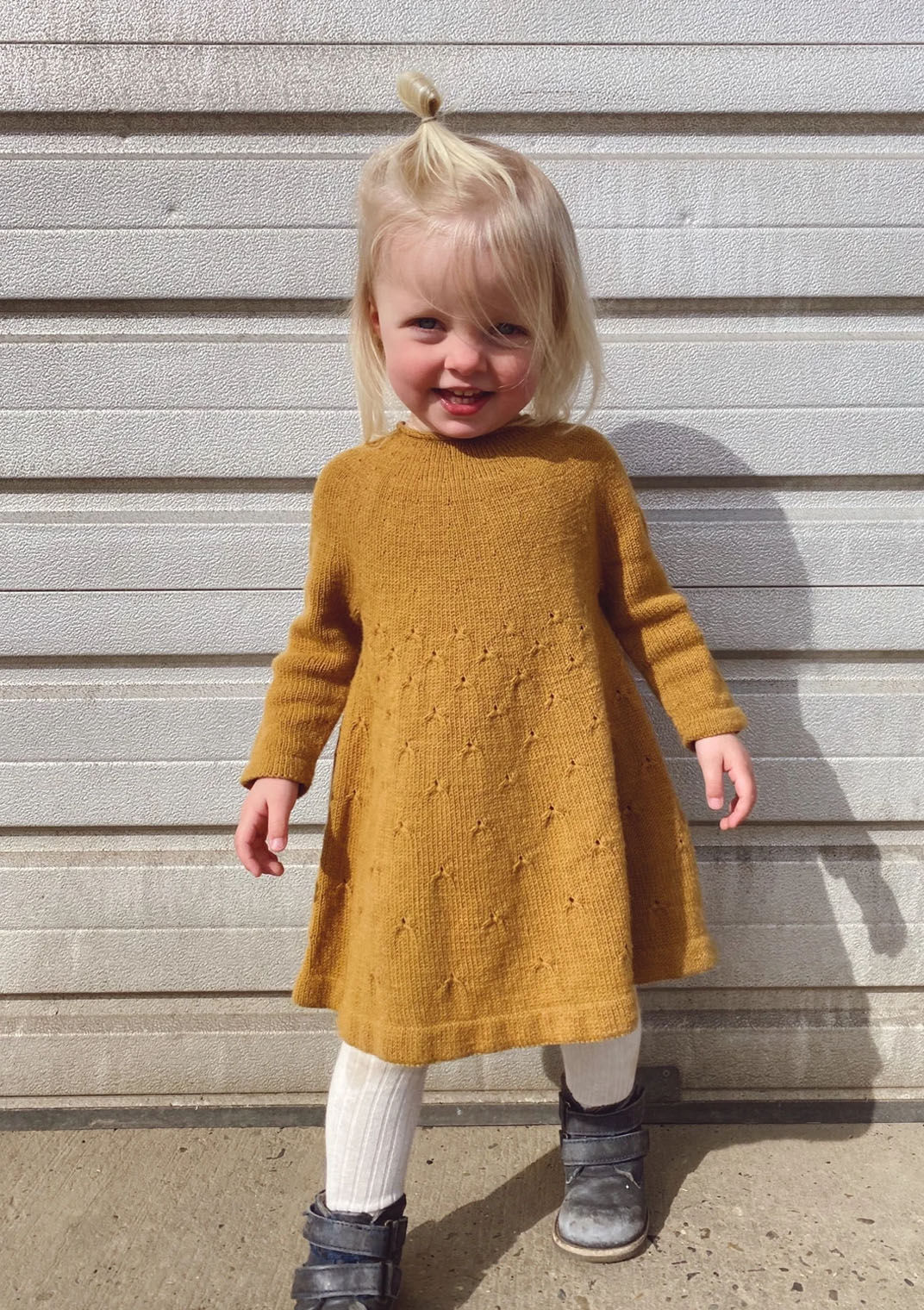 PetiteKnit Løvetannkjole PetiteKnit Løvetannkjole