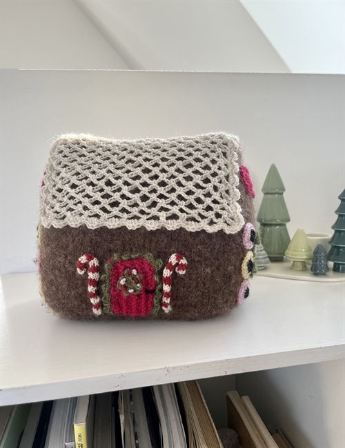 Le Knit Gingerbread House