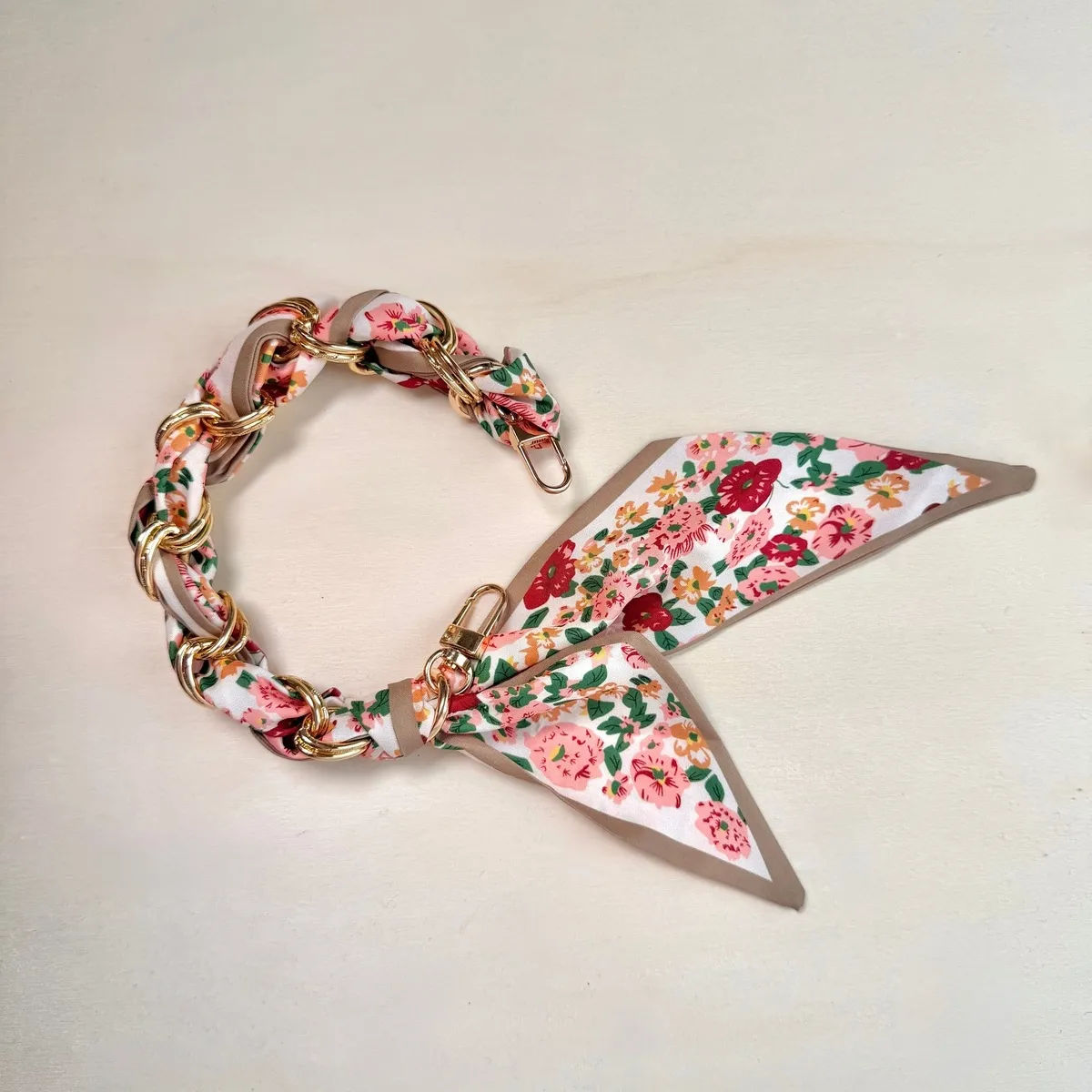 Lenke med silkeskjerf i brun og rosa toner, 40 cm Lenke med silkeskjerf i brun og rosa toner, 40 cm