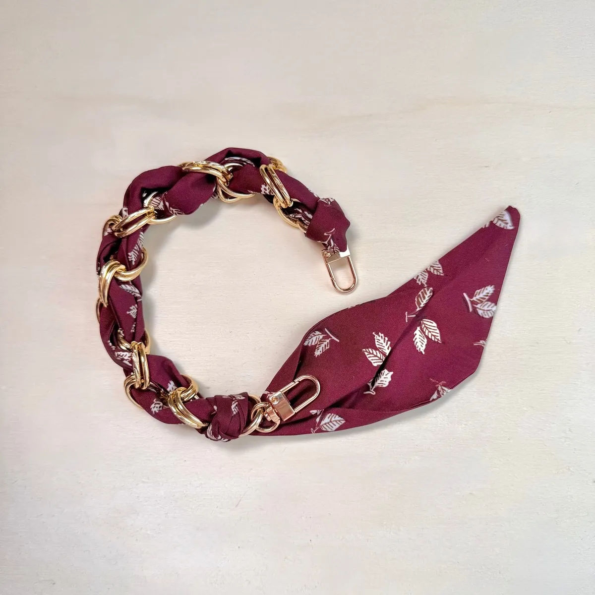 Lenke med silkeskjerf burgunder med blader, 40 cm