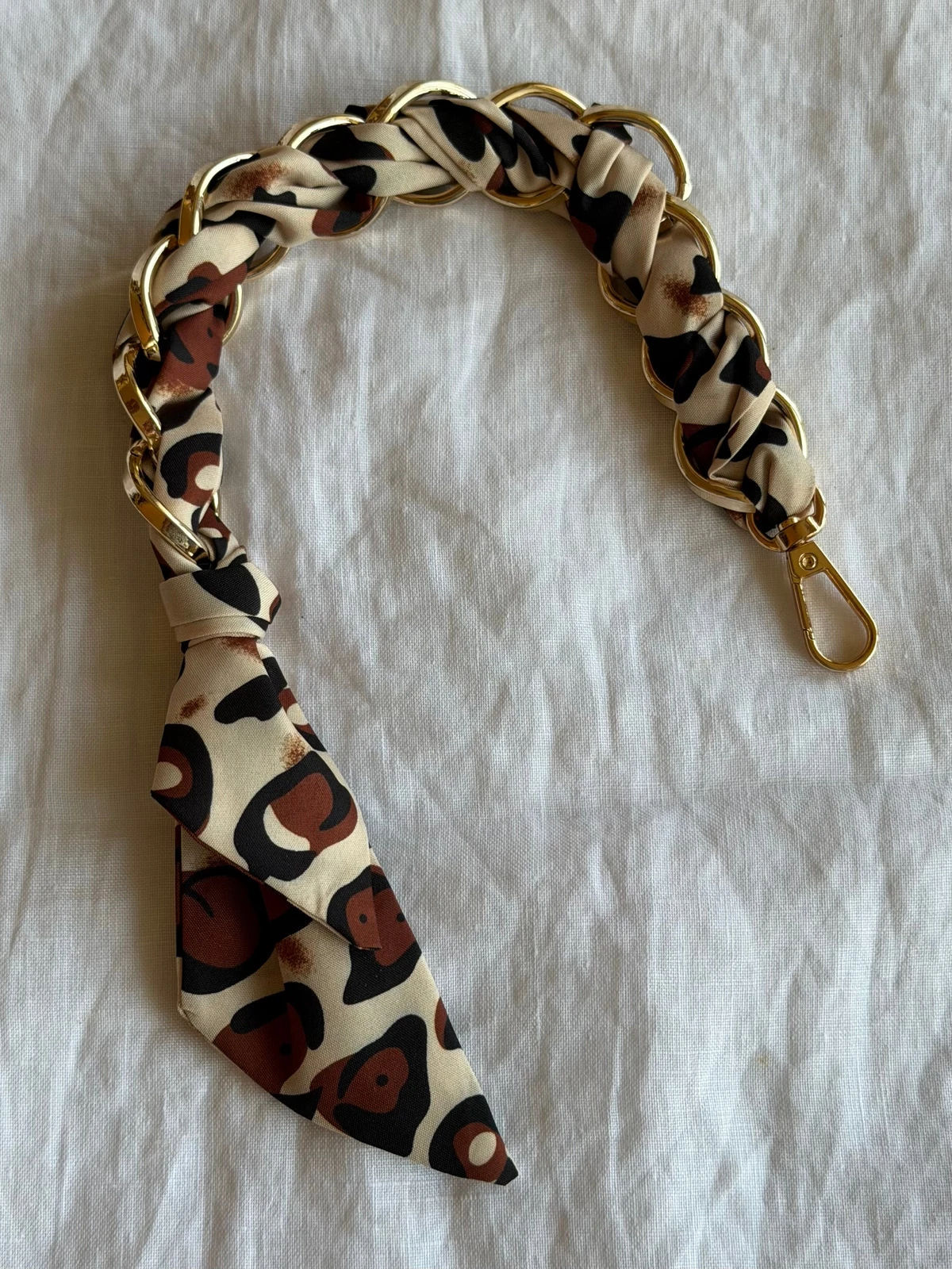 Lenke med silkeskjerf i leopardmønster, 40 cm
