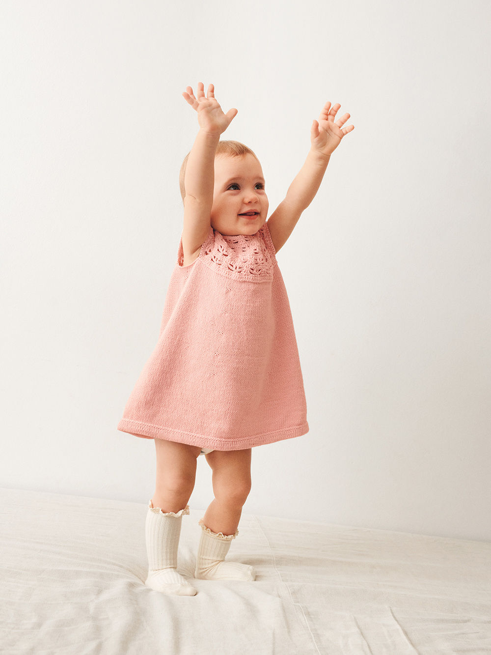 2505 Sommerstrikk 04 Indy Dress Baby