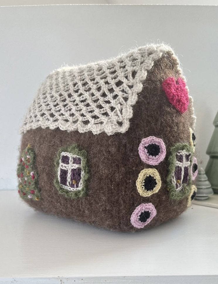 Le Knit Gingerbread House