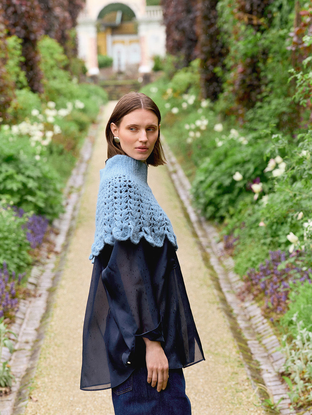 2606 Nr. 15 - Flowerfield Poncho
